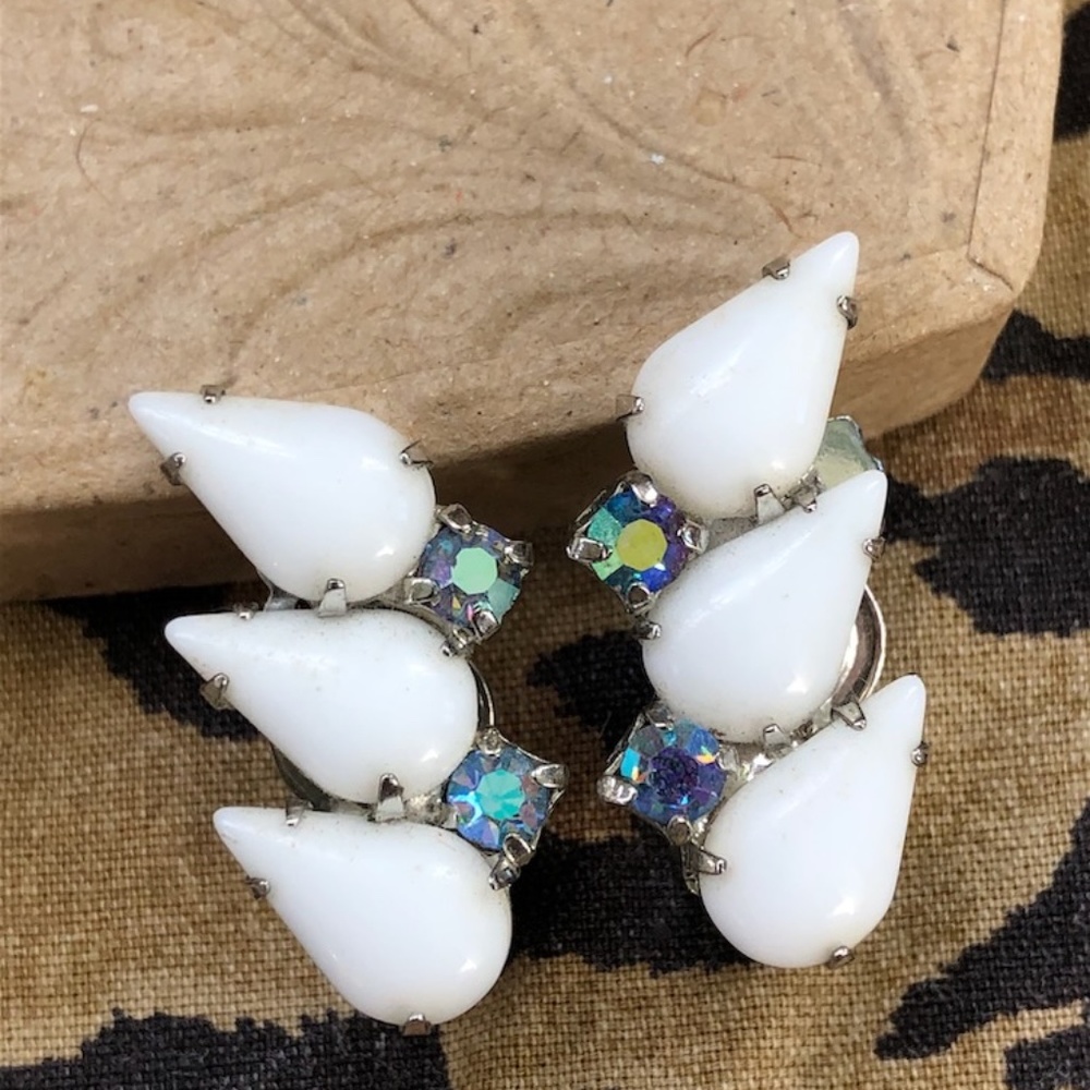 VTG 1950s Milk Glass Rhinestone Earrings Clip On